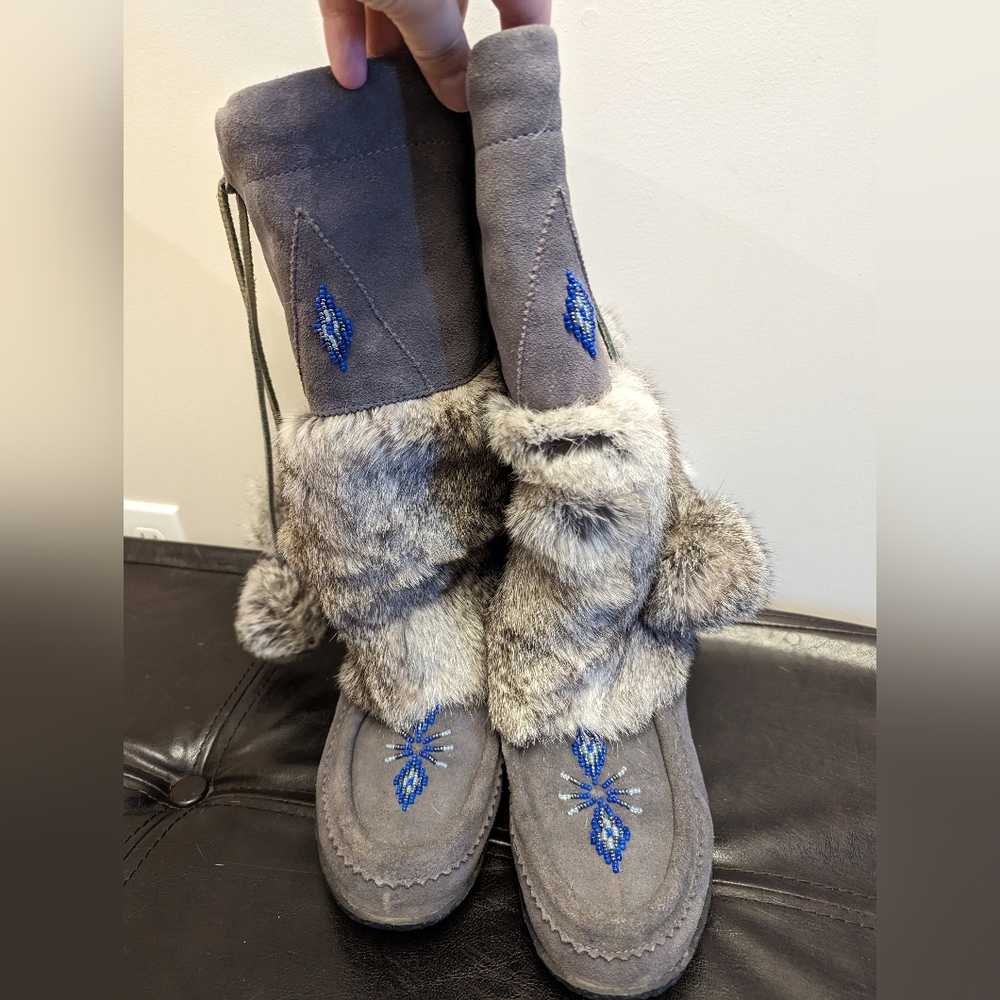 Muks. Size 8.